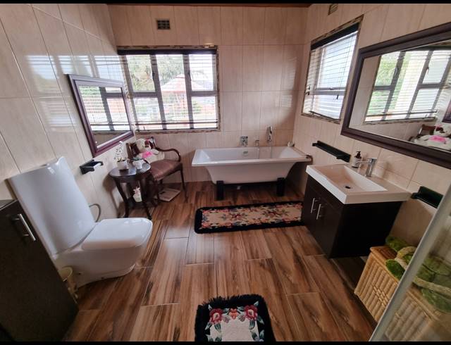 6 BEDROOM HOUSE FOR SALE IN LINMEYER